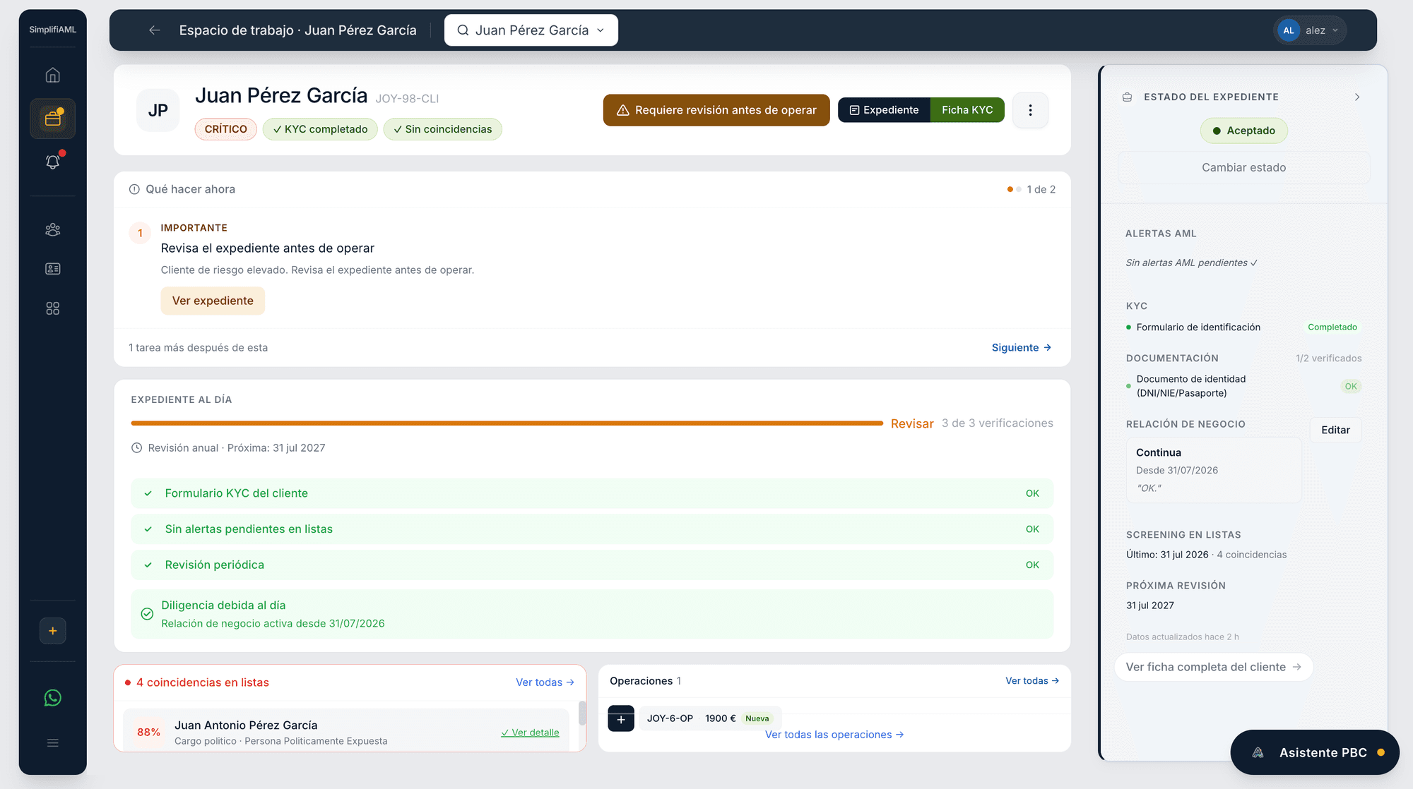 Espacio de trabajo de un cliente en SimplifiAML: expediente al día, coincidencias en listas, screening y próxima revisión