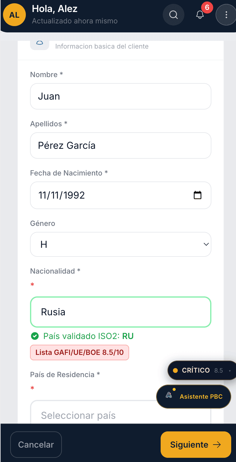 Formulario KYC en el móvil: al escribir la nacionalidad, SimplifiAML valida el país y marca el riesgo como crítico según las listas GAFI, UE y BOE